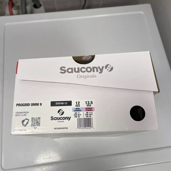 Size 12 - Saucony ProGrid Omni 9 Premium Green Cream Shoes - Picture 2 of 5